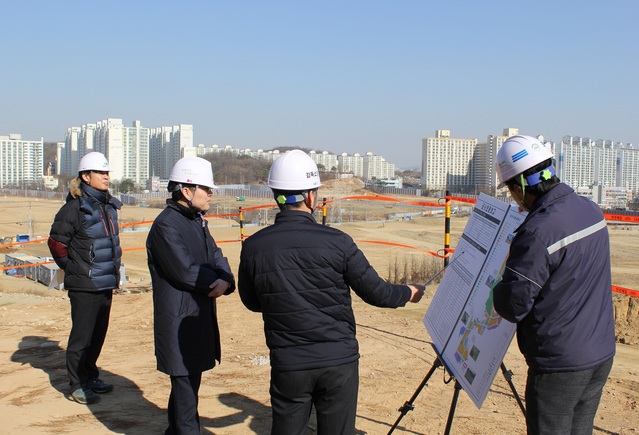 ▲ 한효덕 LH 건설기술본부장(왼쪽 두 번째)이 오산세교2지구 조성공사(3공구) 특별점검에서 현장 관계자로부터 품질·안전관리 현황에 대한 설명을 듣고 있다.ⓒLH