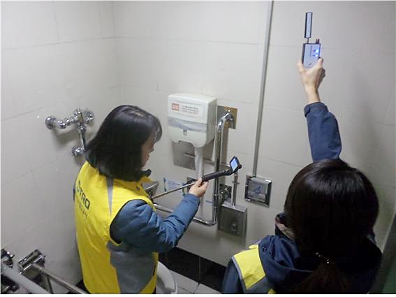 ▲ 대구도시철도가 지하철 내 몰래카메라 탐지기를 23대 추가 도입, 불법촬영 점검에 나선다.ⓒ대구시