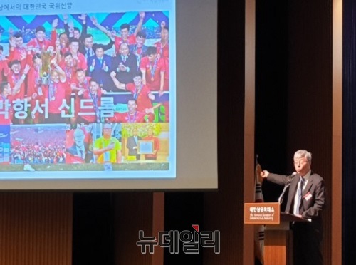 ▲ ⓒ김현철 청와대 경제보좌관이 28일 서울 중구 대한상공회의소에서 열린 CEO 조찬간담회에서 ‘박항서 신드롬’을 언급하고 있다.