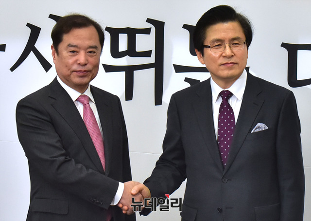 ▲ 자유한국당 김병준 비상대책위원장(왼쪽)과 황교안 전 국무총리. ⓒ뉴데일리 이종현 기자