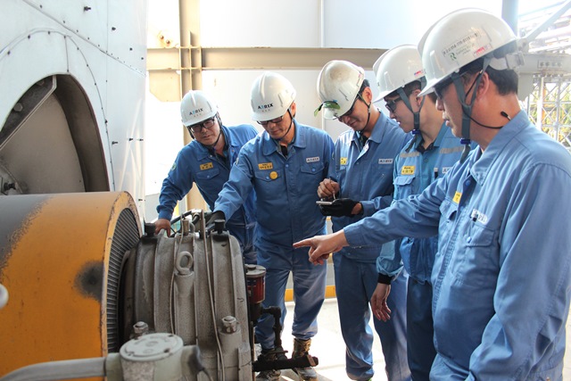 ▲ 포스코와 협력사 에어릭스 직원들이 스테인리스 공장에 설치된 스마트 집진기를 점검하고 있는 모습.ⓒ포스코