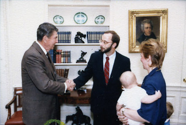 ▲ 1987년 찰스 쿠퍼만이 백악관에서 레이건 대통령 부부를 만나는 모습. ⓒ로널드 레이건 도서관 공개사진-위키피디아.