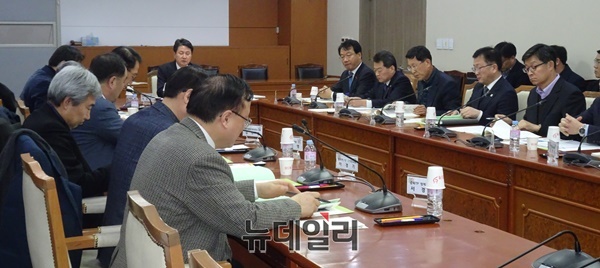 ▲ 28일 충북도청에서 열린 ‘제3차 세종시 인구유출에 따른 정주여건 개선 TF회의’에서 한창섭 충북도행정부지사를 비롯한 참석자들이 대책을 논의하고 있다.ⓒ박근주 기자