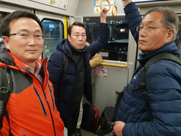 ▲ 홍석용 의장(왼쪽부터), 하순태 의원, 김홍철 의원이 일본 오사카 부립 사야마이케박물관을 둘러보고 지하철을 타고 숙소로 향하고 있다.ⓒ홍석용 의장 페이스북 켑처