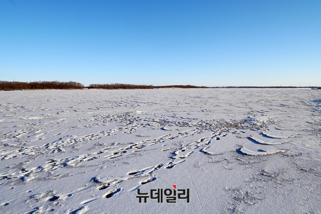 ▲ 러시아 '스보보드니'의 제야강이 추위에 꽁꽁 얼었다. 자유시 참변 당시 적군의 공격을 피해 도망치던 독립군이 살기 위해 뛰어들었던 곳이다. ⓒ뉴데일리 이기륭 기자