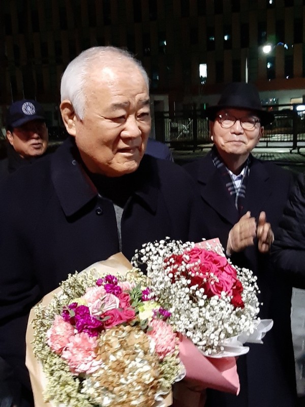 ▲ 송광호 전 의원이 동부구치소 앞에서 지인들이 전해준 꽃다발을 받으며 밝게 웃고 있다.ⓒ제천뉴스저널 제공