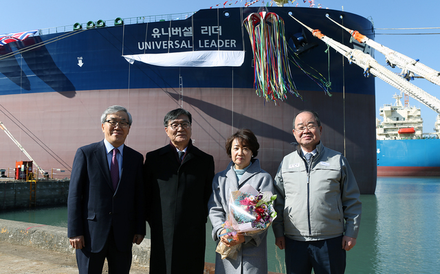 ▲ 29일 대우조선해양 옥포 조선소(거제)에서 개최된 현대상선 ‘유니버셜 리더(Universal Leader)’호 명명 취항식에 참석한 유창근 대표이사(좌측부터), 황호선 한국해양진흥공사 사장, 노장미 여사, 정성립 대우조선해양 사장이 기념 촬영을 하고 있다.ⓒ현대상선