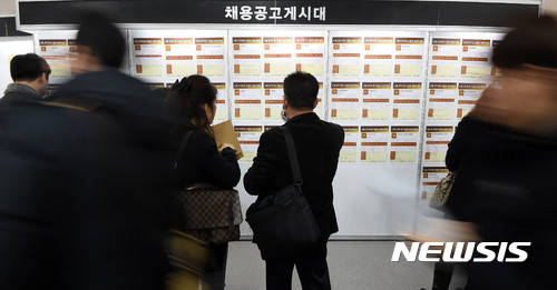 ▲ 교육부 '2017년 고등교육기관 졸업자 취업통계조사' 결과가 발표된 뒤 '취업률 1위'를 강조한 대학들이 수십곳에 달하는 것으로 나타났다. ⓒ뉴시스