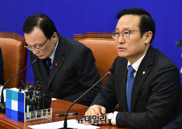 ▲ 더불어민주당 홍영표 원내대표(오른쪽)와 이해찬 대표. ⓒ뉴데일리 이종현 기자