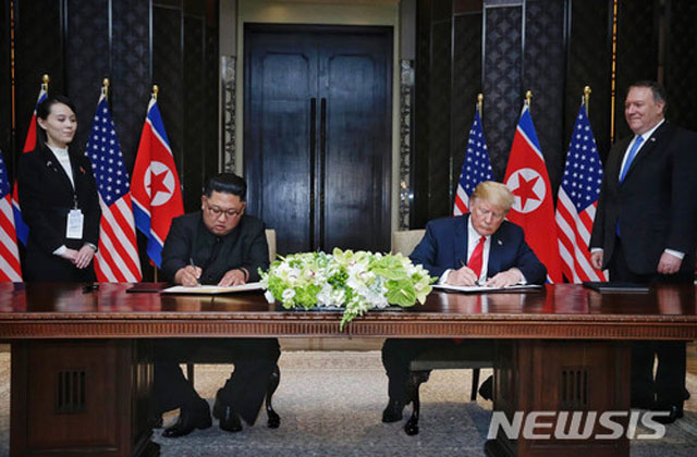 ▲ 지난해 6월 싱가포르 정상회담에서 공동선언문에 서명하는 김정은과 도널드 트럼프 미국 대통령. ⓒ뉴시스. 무단전재 및 재배포 금지.