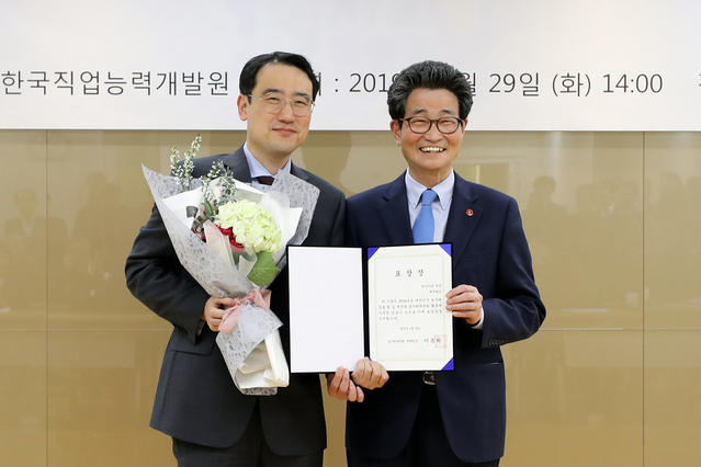 ▲ 29일 서울 종로구 KT광화문빌딩에서 제주항공 이석주 대표이사(사진 왼쪽)가 이목희 일자리위원회 부위원장(사진 오른쪽)으로부터 '2018년 대한민국 일자리 창출 유공 표창’을 받고 기념촬영을 하고 있다ⓒ제주항공