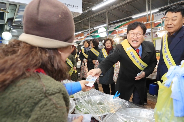 ▲ 수성구가 파동 대자연1차 시장에서 설맞이 장보기 행사를 실시했다.ⓒ수성구