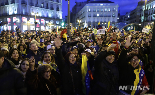 ▲ 마두로 대통령의 퇴진을 요구하는 시위대ⓒ뉴시스. 무단 전재 및 재배포 금지.