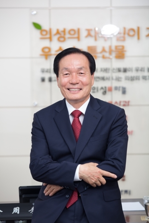 ▲ 김주수 의성군수는 “공동브랜드 의성眞의 차별화 및 고급화 전략을 위해 자두, 복숭아, 사과, 가지, 마늘의 품목별 마케팅조직과 유통시설이 있는 전문 농협을 육성하고 수도권 중심으로 홍보 및 판촉행사도 지속적으로 개최하겠다”고 말했다.ⓒ의성군