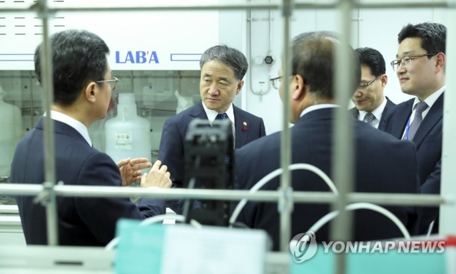 ▲ 박능후 보건복지부 장관이 지난 22일 서울 서초구 JW중외제약 연구소를 방문해 사측 관계자로부터 설명을 듣고 있다. ⓒ연합뉴스