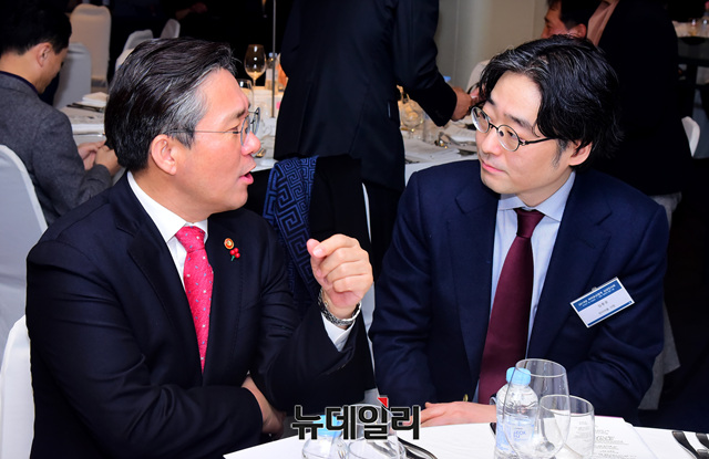 ▲ 성윤모 산업통상자원부 장관(좌)과 임종윤 한미약품 사장(우)이 25일 오후 서울 중구에서 열린 바이오업계 신년인사회에서 대화를 나누고 있다. ⓒ뉴데일리 박성원 기자