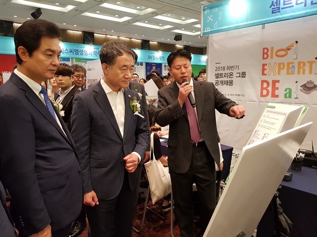 ▲ 지난해 9월 개최된 제약·바이오산업 채용 박람회에서 신민철 셀트리온 관리본부장(가장 오른쪽)의 설명을 듣고 있는 박능후 보건복지부 장관(가운데)과 류영진 식품의약품안전처 처장(왼쪽) ⓒ뉴데일리