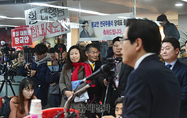 ▲ 29일 황교안 전 국무총리의 자유한국당 당대표 출마 기자회견에 참석한 지지자들.ⓒ뉴데일리 이종현 기자