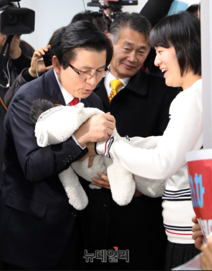 ▲ 황교안 전 총리가 29일 오전 서울 영등포 자유한국당사에서 당대표 출마선언을 마치고 지지자의 아기를 안아보고 있다. ⓒ뉴데일리 이종현 기자