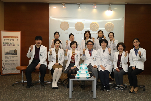 ▲ 앞줄 왼쪽부터 외과 권형주 교수, 이선영 이대목동병원 진료부원장, 한종인 이대목동병원장, 백남선 이대여성암병원장, 문혜성 이대서울병원 로봇수술센터장, 정경아 이대목동병원 로봇수술센터장, 산부인과 이사라 교수 등이 로봇수술 2000례 돌파 기념촬영을 하고 있다. ⓒ이화의료원