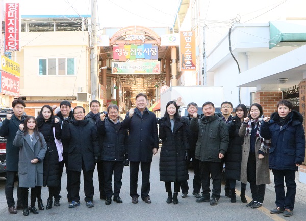 ▲ 조성택 영동세무서장 등 직원들이 29일 영동재래시장에서 차례 용품 등을 구입하기에 앞서 기념촬영을 하고 있다.ⓒ영동세무서