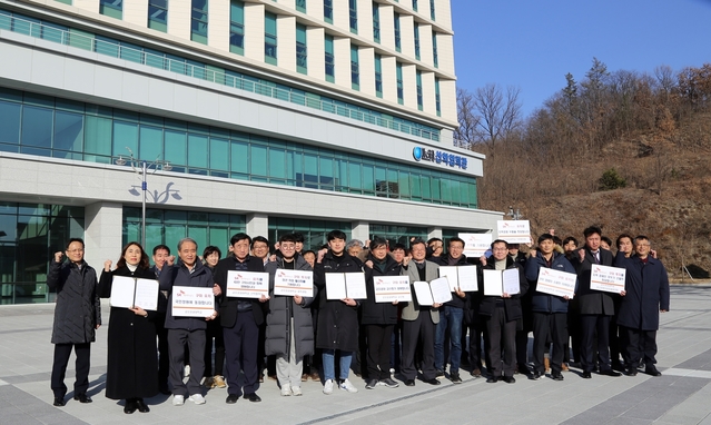 ▲ 금오공대 교수·학생·직원·동창회 등 대학 구성원들은 산학협력관에서 지난 28일 구미지역 경제 활성화를 위한 ‘SK하이닉스 구미 유치 국민청원’동참선언을 하고 캠페인을 실시하기로 했다.ⓒ금오공대