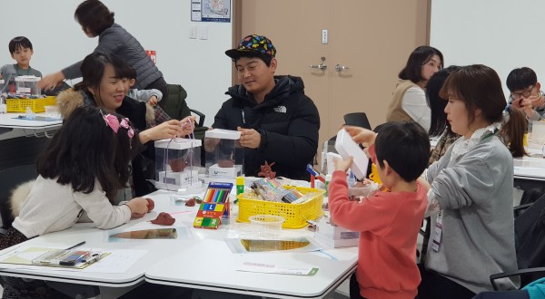 ▲ 제천 의림지역사박물관을 찾은 가족단위 방문객들이 상설전시 체험장에서 점토로 공룡만들기 체험을 하고 있다.ⓒ제천시