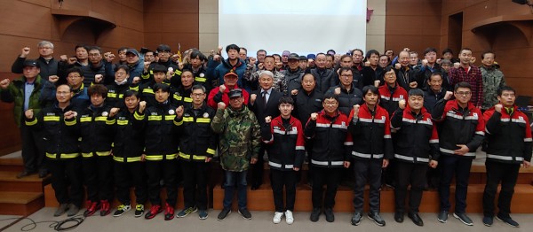 ▲ 단양국유림관리소가 산불예방과 조기 진화를 위해 산림재해방지 발대식을 갖고 기념촬영을 하고 있다.ⓒ단양국유림관리소