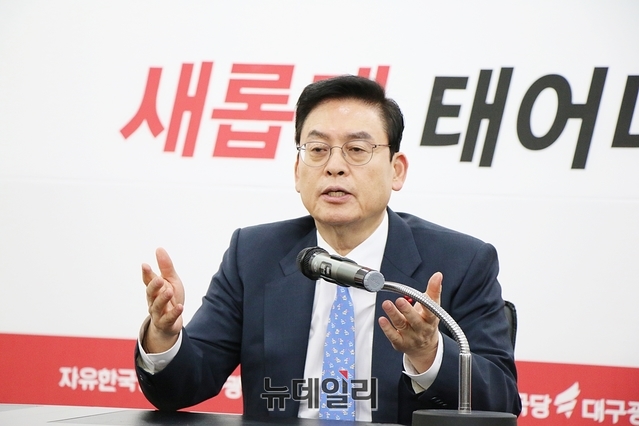 ▲ 정우택 전 원내대표가 30일 대구시당을 찾아 의견을 피력하고 있다.ⓒ뉴데일리