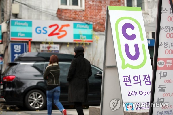 ▲ 한국 미니스톱 매각 백지화와 함께 국내 편의점 업계는 당분간 업계 1·2위를 다투는 CU와 GS25의 ‘2강 체제’가 더 이어질 전망이다. 신규 출점이 쉽지 않아진 데다 미니스톱 인수도 물 건너간 만큼 경쟁사의 점포를 뺏기 위한 세븐일레븐, 이마트24 등 3·4위간의 쟁탈전 역시 더욱 치열해질 것으로 점쳐진다.ⓒ연합뉴스