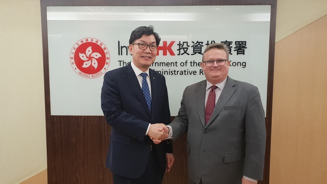 ▲ 28일 이대훈 농협은행장(사진 왼쪽)이 스티븐 필립스 홍콩투자청장(사진 오른쪽)과 면담 후 사진촬영을 하고 있다.ⓒ농협은행