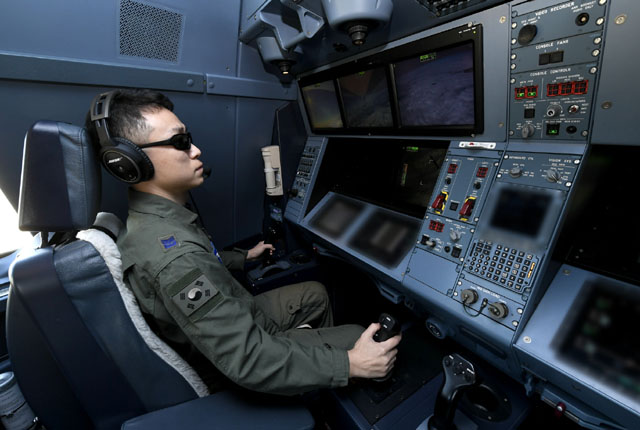 ▲ 화면을 통해 급유용 붐 테일을 조종하는 담당 요원. ⓒ공군 제공.