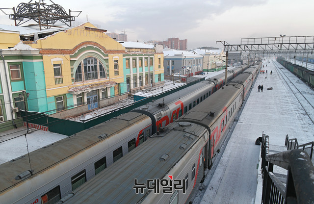▲ 러시아 시베리아 횡단 열차가 역사에 정차해 있다. ⓒ뉴데일리 이기륭 기자