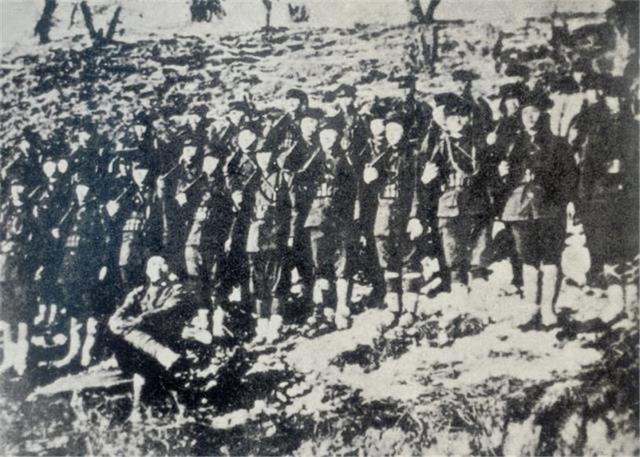 ▲ 1920년 항일 무장 독립군의 청산리전투 승리 기념 사진. 맨 앞에 앉은 사람이 김좌진 장군. ⓒ한국민족문화대백과사전
