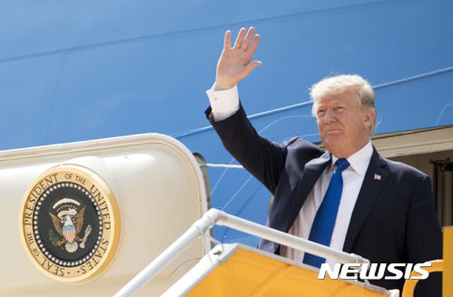 ▲ 2017년 11월 10일 APEC 참석을 위해 베트남을 찾은 도널드 트럼프 미국 대통령. ⓒ뉴시스 AP. 무단전재 및 재배포 금지.
