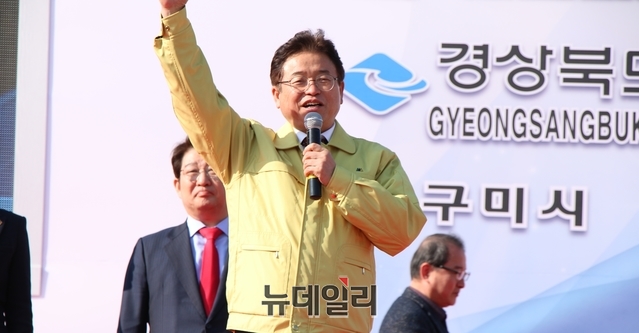 ▲ 이철우 경북도지사가 ‘대구경북 시도민 상생경제 한마음축제’에서 ‘SK하이닉스’ 유치를 위해 전력을 쏟자고 밝히고 있다.ⓒ뉴데일리