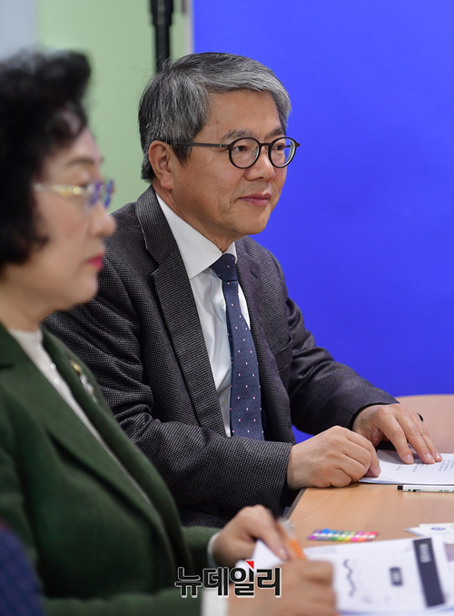 ▲ ▲30일 오전 서울 마포구 한국선진화포럼 사무실에서 열린 좌담회를 진행하는 김용하 위원장.ⓒ뉴데일리 정상윤 기자