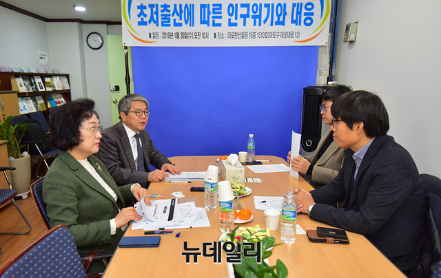 ▲ ▲한국선진화포럼 4차 좌담회 참석자들이 초저출산 문제를 두고 해결책 등을 논의하고 있다.ⓒ뉴데일리 정상윤 기자