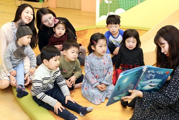 ▲ 서울 중구 을지로 소재 '을지로 푸르니 하나금융 어린이집'에 등원한 원아들이 부모님, 선생님들과 즐거운 시간을 보내고 있다. ⓒ하나금융지주