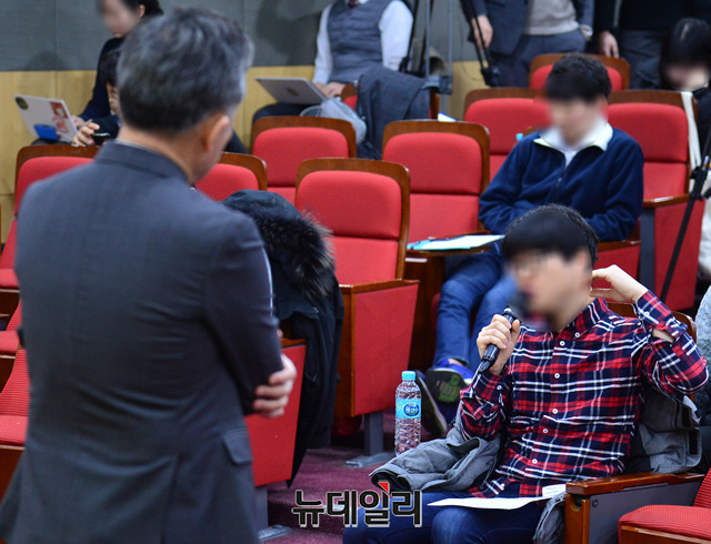 ▲ 표창원 더불어민주당 의원이 30일 국회 의원회관에서 '20대 남성들의 이야기를 듣겠습니다'를 주제로 자유토론회를 개최했다. 표 의원이 토론회 참석자의 질문을 받고 있다. ⓒ박성원 기자