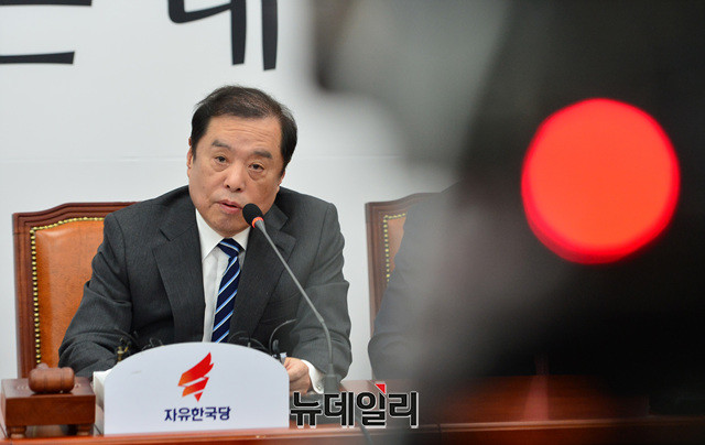 ▲ 김병준 자유한국당 비상대책위원장이 17일 오전 국회에서 열린 원내대책회의에서 모두발언을 하고 있다. ⓒ뉴데일리 박성원 기자