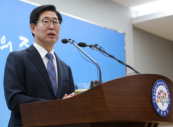 ▲ 양승조 충남도지사가 30일 기자회견을 열어 자동차 부품산업 위축에 따른 대응책을 발표하고 있다.ⓒ충남도