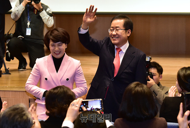 ▲ 자유한국당 홍준표 전 대표가 30일 차기 당권 도전을 공식 선언했다. 왼쪽은 부인 이순삼씨. ⓒ뉴데일리 이종현 기자