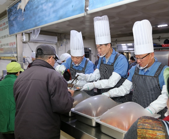 ▲ 포항제철소 임직원들이 ‘포스코 나눔의 집’을 찾아가 자원봉사자들을 도와 배식 봉사활동을 펼쳤다. 사진은 왼쪽부터 송치영 포스코 안전환경부소장, 오형수 포항제철소장, 최인석 포스코 행정부소장 모습.
ⓒ포스코