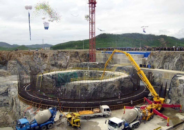 ▲ 북한 경수로 건설공사가 한창이던 2002년 찍은 사진. 대북경수로 사업은 2006년 막을 내렸다. ⓒ당시 한반도 에너지개발기구(KEDO) 배포 사진.