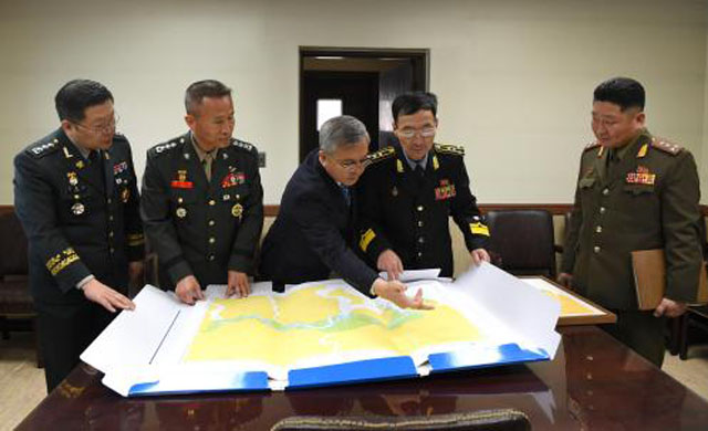 한국군이 제공한 한강하구 해저지도를 살펴보는 북한군 관계자들. ⓒ국방부