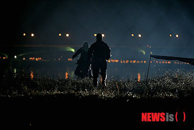 ▲ 2014년 11월 호국훈련 당시 가상적군으로 위장한 특수부대원이 한강 하구 지역으로 침투하는 모습. ⓒ뉴시스. 무단전재 및 재배포 금지.