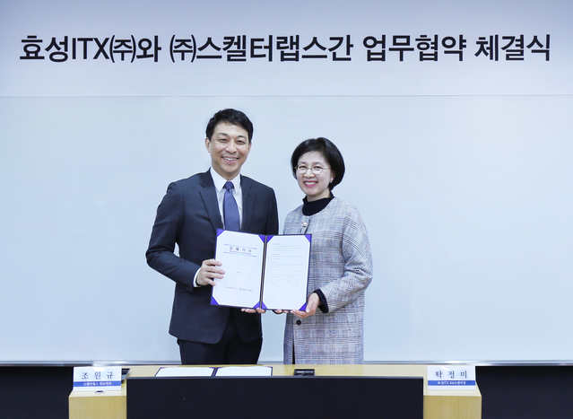 ▲ 지난 30일 오후 서울시 영등포구 효성ITX 본사에서 탁정미 효성ITX R&D센터장(오른쪽)과 대화형 AI기술 선도기업인 스켈터랩스 조원규 대표(왼쪽)가 참석한 가운데 ‘챗봇 기반의 지능형 컨택센터 구축을 위한 양해각서 업무협약(MOU)을 체결했다.
ⓒ효성