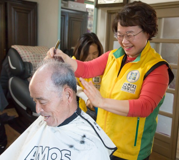 ▲ 신천지자원봉사단 제천지부가 제천시 금성면 경로당에서 이용봉사를 하고 있다.ⓒ신천지자원봉사단