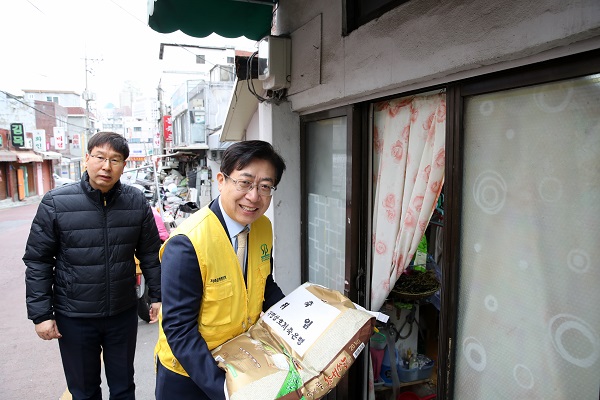 ▲ 박재식 저축은행중앙회장(오른쪽)은 31일 임직원들과 함께 축하 난 판매 수익금 100만원과 쌀 450kg를공덕동주민센터(서울 마포구)에 기부했으며, 지역 이웃들에게 직접 쌀을 배달하기도 했다.ⓒ저축은행중앙회